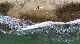 Tak Bisa ke Bali, Peselancar Denmark Surfing di 'Cold Hawaii'