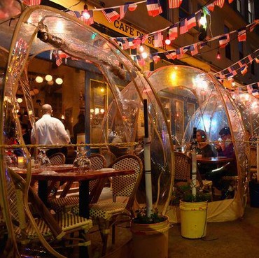 Unik, Restoran Gunakan Balon untuk Tetap Jaga Jarak