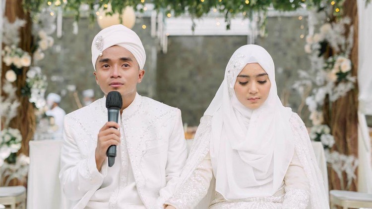 Santainya Taqy Malik Saat Makan di Pesawat dan Ngemil Kurma Muda