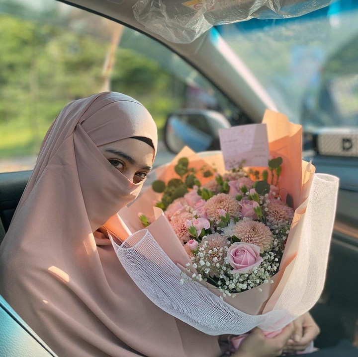 <p>Cantik banget foto Sherel yang sedang memegang bunga ini. (Foto: Instagram @sherel_thalib)</p>
