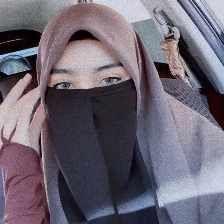 <p>Tak hanya berhijab, Sherel juga sedang mencoba untuk mengenakan cadar. (Foto: Instagram @sherel_thalib)</p>