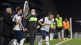 FOTO: Suka Cita West Ham Buyarkan Pesta Tottenham Tottenham Hotspur unggul 3-0 atas West Ham United hingga menit ke-81, namun The Lilywhites harus puas dengan hasil imbang saat laga bubar.