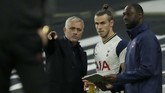 FOTO: Suka Cita West Ham Buyarkan Pesta Tottenham Tottenham Hotspur unggul 3-0 atas West Ham United hingga menit ke-81, namun The Lilywhites harus puas dengan hasil imbang saat laga bubar.