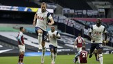 FOTO: Suka Cita West Ham Buyarkan Pesta Tottenham Tottenham Hotspur unggul 3-0 atas West Ham United hingga menit ke-81, namun The Lilywhites harus puas dengan hasil imbang saat laga bubar.