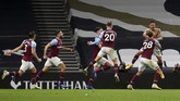 FOTO: Suka Cita West Ham Buyarkan Pesta Tottenham Tottenham Hotspur unggul 3-0 atas West Ham United hingga menit ke-81, namun The Lilywhites harus puas dengan hasil imbang saat laga bubar.