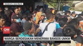 VIDEO: Warga Berdesakan Menerima Bansos UMKM