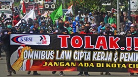 Jokowi Teken UU Ciptaker, Buruh KSBSI Gugat ke MK Pekan Ini