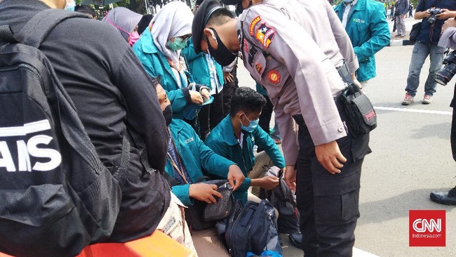 Polisi kembali menangkap belasan orang yang akan bergabung ke demo tolak omnibus law, sementara saat yang bersamaan tas mahasiswa yang hendak demo dirazia.