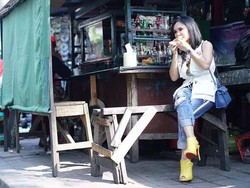 Tajir Melintir, 5 Artis Ini Tak Gengsi Makan di Warung Pinggir Jalan