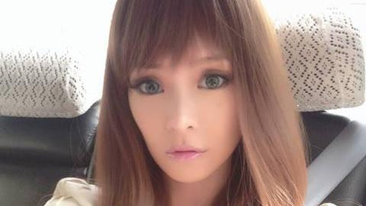Artis Taiwan Ding Xiao Qin Menjual Tas Branded Palsu