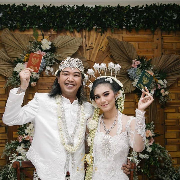 <p>Lama tak terdengar, Bojes AFI baru saja melepas masa lajang dan menikahi kekasihnya, Farida Estu, pada 10 Oktober 2020. (Foto: Instagram @ridabeaugeste)</p>