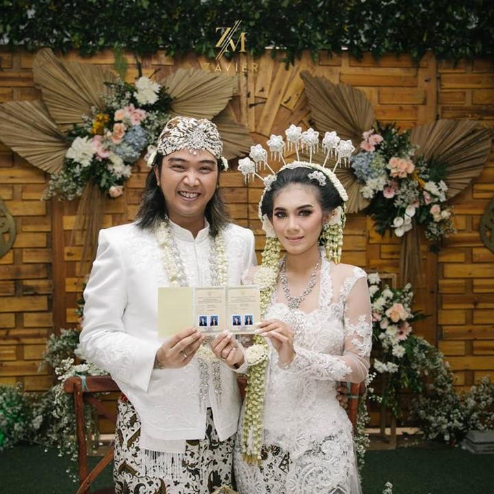 <p>Pernikahan pasangan ini digelar di rumah dan tidak mengundang banyak orang. (Foto: Instagram @ridabeaugeste)</p>