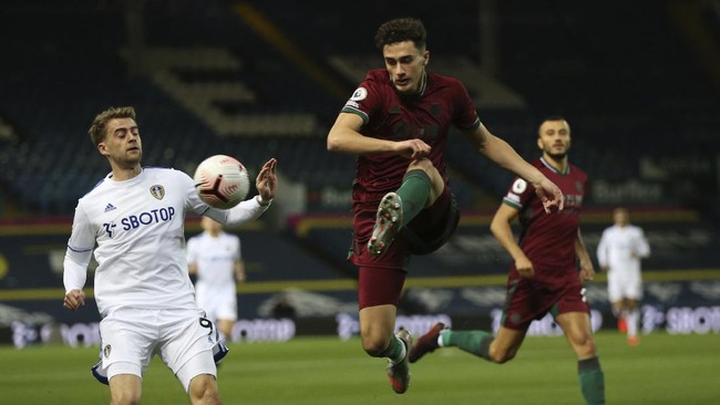 Wolverhampton Wanderers menaklukkan Leeds United berkat gol tunggal hasil bunuh diri dari kiper tim tamu.