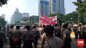 Hendak ke Istana, Massa HMI Diadang Aparat dan Kawat Berduri