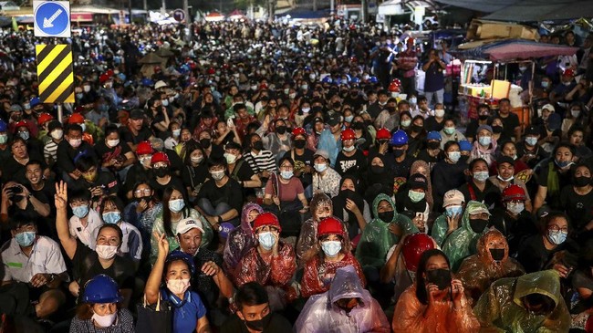 Sebuah situs berita Thailand diperintahkan ditutup karena meliput unjuk rasa anti-pemerintah yang mengguncang Bangkok hampir sepekan terakhir.