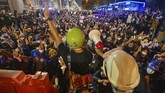 FOTO: Demonstran Thailand Pantang Surut Suarakan Tuntutan Para aktivis Thailand tetap turun ke jalan mendesak sejumlah aspirasi mereka, meski terancam hukuman melanggar status darurat dan jam malam.