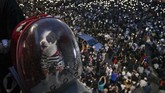 FOTO: Demonstran Thailand Pantang Surut Suarakan Tuntutan Para aktivis Thailand tetap turun ke jalan mendesak sejumlah aspirasi mereka, meski terancam hukuman melanggar status darurat dan jam malam.