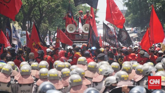 Pimpinan demonstran yang menolak Omnibus Law Cipta Kerja meminta massa agar tidak berbuat ricuh dengan polisi yang mengadang jalan.