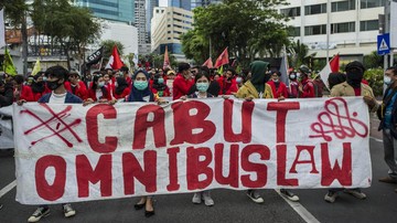 Muhammadiyah Sebut Jokowi Kaji Opsi Penundaan Omnibus Law Muhammadiyah menyebut Presiden Jokowi terbuka untuk revisi ataupun penundaan Omnibus Law Cipta Kerja dengan mengevaluasi muatannya lebih dulu.