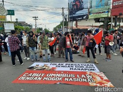 Massa Demo Omnibus Law Tumplek Blek di Bundaran UGM