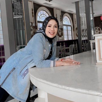 Elly Sugigi Pernah Berikan Anaknya ke Tukang Sayur karena Tak Mampu Beli Susu