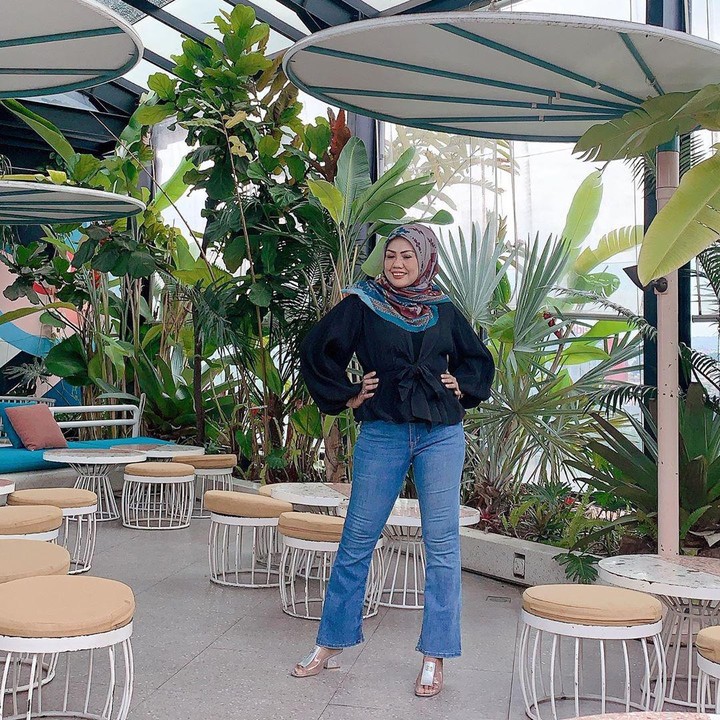 <p>6. Elly Sugigi dikenal sebagai oran yang selalu tampil percaya diri. Salah satunya saat berada di depan kamera seperti ini. (Foto: Instagram @ellysugigi_real_)</p>