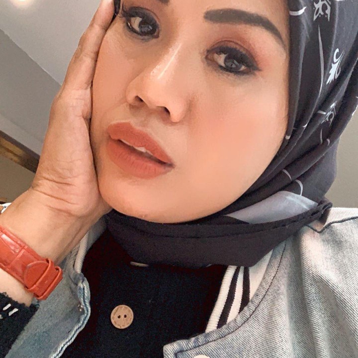 <p>2. Wanira kelahiran Jakarta, 16 Oktober 1971 ini beberapa kali muncul dengan berita kontroversi terkait dengan kehidupan asmaranya.(Foto: Instagram @ellysugigi_real_)</p>
