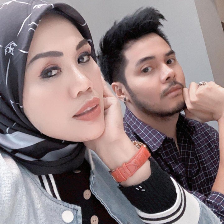 <p>7. Dengan tampilannya yang kini makin menarik, Elly Sugigi bahkan mengakui dirinya mirip dengan Adelia Pasha. Kalau menurut Bunda bagaimana? (Foto: Instagram @ellysugigi_real_)</p>