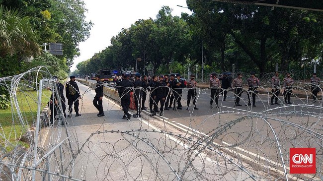 Ribuan personel gabungan dari TNI dan Polri dikerahkan untuk mengawal demo mahasiswa dan buruh hari ini di Jakarta menolak Omnibus Law Cipta Kerja.