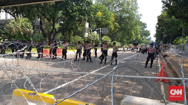 Barikade polisi dan kawat berduri berjejer di Jalan Medan Merdeka Barat, untuk menghalangi demo mahasiswa di kawasan Istana Kepresidenan.