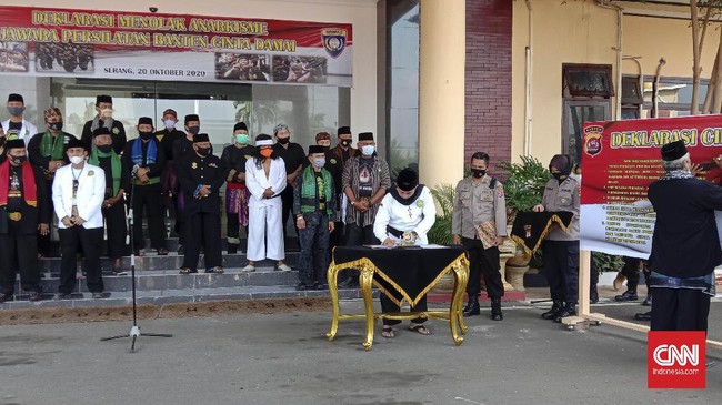 Para jawara dari 100 paguron di Banten menandatangani deklarasi anti-anarkisme terkait demonstrasi Omnibus Law Cipta Kerja.