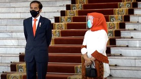 Berjilbab Oranye, Iriana Dampingi Jokowi Sambut PM Jepang