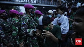 FOTO: Kala Marinir Bujuk Pedemo Ciptaker Bubarkan Diri