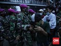 FOTO: Kala Marinir Bujuk Pedemo Ciptaker Bubarkan Diri
