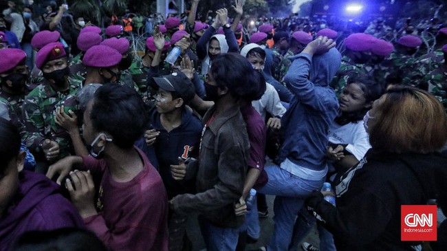 FOTO: Kala Marinir Bujuk Pedemo Ciptaker Bubarkan Diri