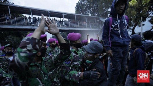 Kepala Dinas Penerangan Korps Marinir menyampaikan anggota TNI AL menjadi korban pengeroyokan di Bungurasih Sidoarjo, Jawa Timur.