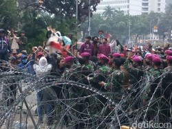 Video Bujukan Marinir Bubarkan Massa Aksi di Patung Kuda