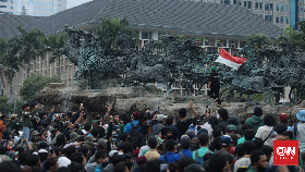Mahasiswa Bubar, Sejumlah Massa Bertahan dan Lempar Batu