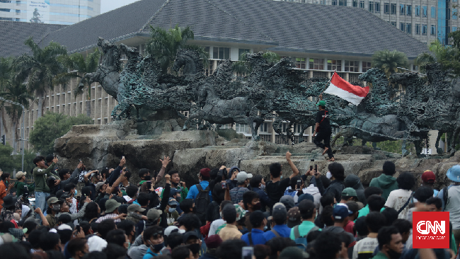 Sekitar pukul 16.30 WIB hingga 17.00 WIB, massa aksi mahasiswa dan buruh terpantau mulai membubarkan diri. Massa aksi kini didominasi pemuda berpakaian bebas.
