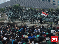 Mahasiswa Bubar, Sejumlah Massa Bertahan dan Lempar Batu