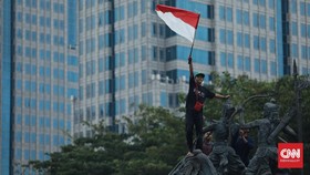 Naiki Patung Kuda Arjuna, 3 Pedemo Pasang Bendera Merah Putih