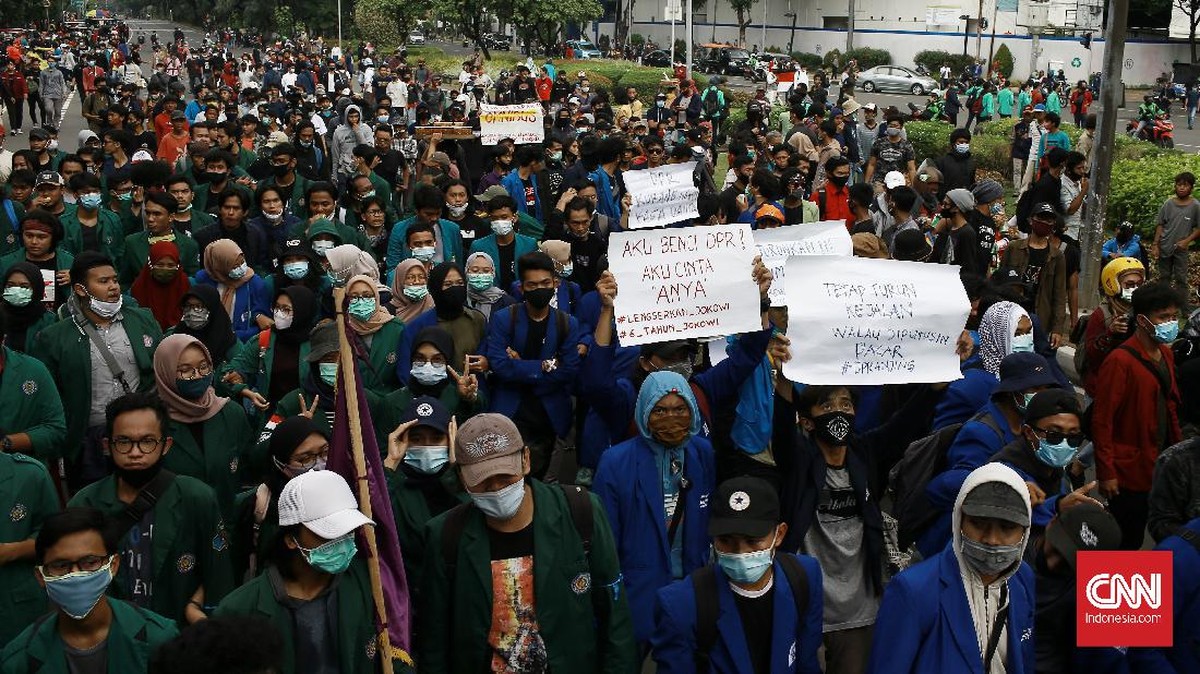 FOTO: Demo Omnibus Law, Kado Satu Tahun Jokowi-Ma'ruf