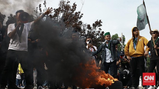 Dinas Lingkungan Hidup DKI merahkan 200 petugas kebersihan untuk membersihkan sampah-sampah sisa demonstrasi tolak Omninus Law kemarin.