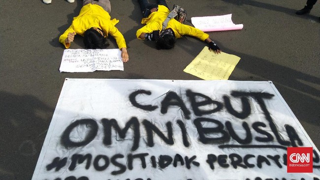 Staf Khusus Menko Perekonomian Reza Yamora Siregar mengatakan UU Cipta Kerja dibuat karena investasi di dalam negeri terganjal lebih dari 40 ribu aturan.