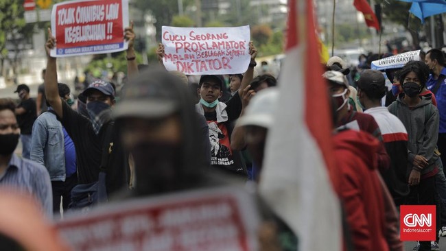 Demo tolak omnibus law UU Cipta Kerja di DPRD Kabupaten Banyuwangi, Jawa Timur, berakhir ricuh di mana massa sempat menjebol gerbang.