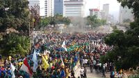 Tambah Ramai, Begini Penampakan Demo Omnibus Law di Patung Kuda Sore Ini