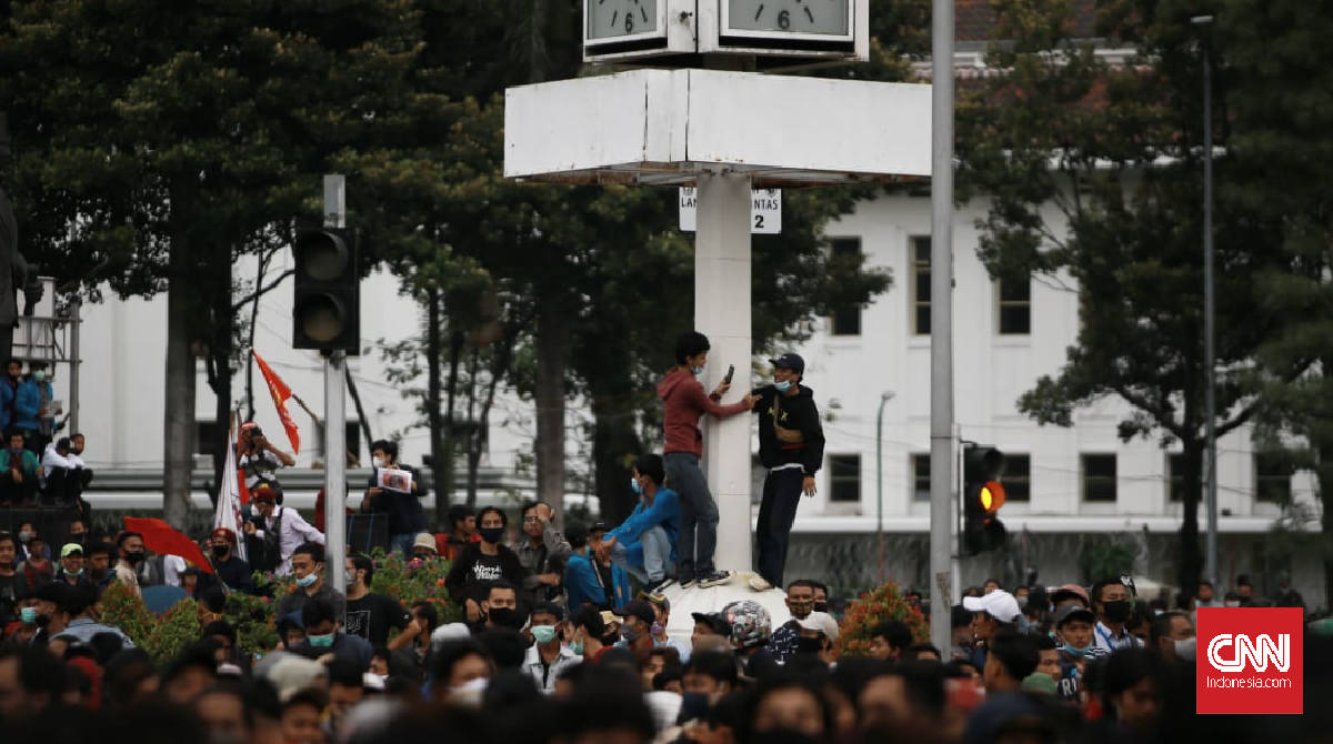 FOTO: Kala Marinir Bujuk Pedemo Ciptaker Bubarkan Diri