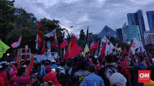Sebanyak 25 ribu buruh dari sejumlah daerah di Jawa Timur akan berdemonstrasi mendesak Gubernur Khofifah Indar Parawansa tolak upah murah.
