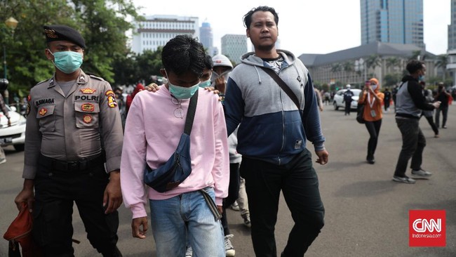 Polisi menangkap dua orang lantaran menunjukkan gerak-gerak mencurigakan di sekitar Mapolres Metro Jakarta Selatan. Salah satunya ketua Pecinta Habib Bahar.