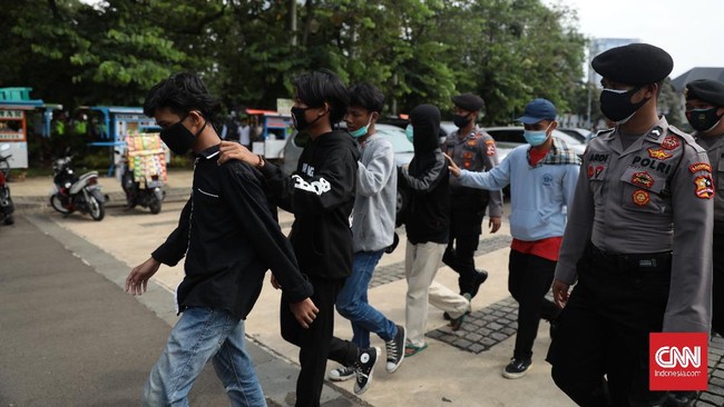 Polisi mengklaim mengantongi identitas para fasilitator massa perusuh demo Omnibus Law di Jakarta. Mereka menyediakan bus hingga truk.